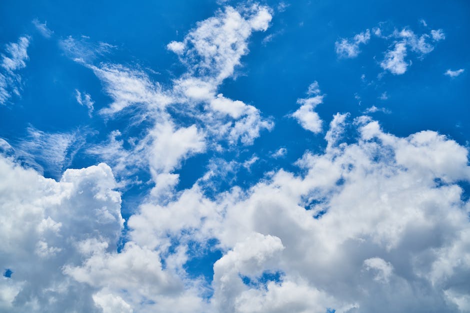 Wohnung kühl halten durch Ventilatoren, Klimaanlage oder Türen und Fenster schließen